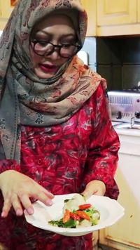 Intip Keasyikan Mbak Tutut Masak Ayam Daun Melinjo