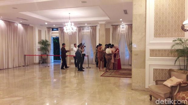 Halal bihalal digelar di ruang tengah rumah dinas
