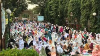 Petugas dari pengurus masjid dalam sambutannya menyatakan telah menambah penjaga keamanan khususnya satpam wanita untuk mengawasi tas jemaah wanita. (Foto: Rina Atriana-detikcom)