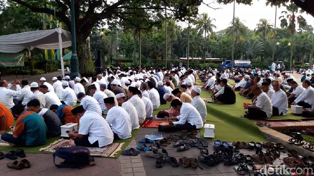 Suasana salat id di Balai Kota