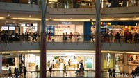 Suasana di Mal Kelapa Gading, Jakarta Utara, Jumat (15/6).
