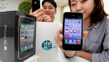 Operator di Korea Selatan, SK Tellink, menjual lagi iPhone 3GS dalam kondisi baru dan belum pernah dipakai. iPhone itu memang tak bisa menjalankan aplikasi masa kini tapi tetap bisa melakukan fungsi seperti menelepon, mengirim pesan, email, mendengarkan musik, foto, dan lainnya. Rencananya iPhone 3GS ini akan dijual USD 40 atau sekitar Rp 600 ribu. Foto: Phone Arena