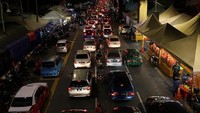 Warga Malaysia juga tak ketinggalan melaksanakan mudik lebaran. Jelang lebaran salah satu jalan di kota Kuala Lumpur terlihat padat karena akan ditinggal warganya untuk merayakan lebaran di kampung halaman. Aizzat Nordin/NurPhoto via Getty Images.