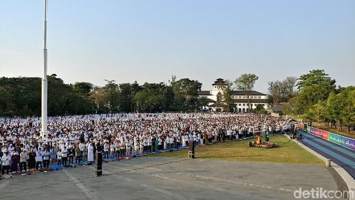 Ribuan warga Muslim Bandung laksanakan salat Idul Fitri di Lapangan Gasibu, Bandung, Jumat (15/6/2018). Mantan Gubernur Jabar Aher hadir pada salat Id itu.