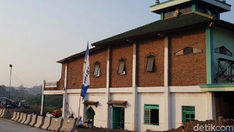 Pemudik Salat Id di Masjid di Tengah Tol Batang-Semarang Pemudik Salat Id di Masjid di Tengah Tol Batang-Semarang