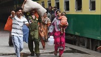 Tak hanya menggunakan bus, banyak pula warga Muslim Pakistan memilih menggunakan kereta api untuk mudik ke kampung halaman. Arif Ali/AFP/Getty Images.