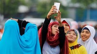 Selfie bersama rekan atau keluarga di momen lebaran juga seru untuk dilakukan (Foto: Dok. REUTERS/Erik De Castro)