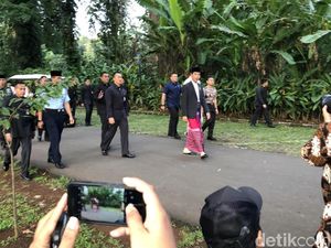 Berjas Biru dan Sarung Merah, Jokowi Salat Id di Kebun Raya Bogor