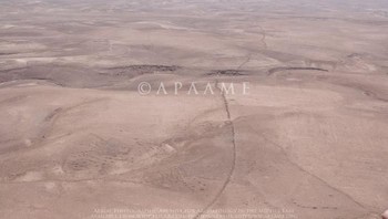 Khatt Shebib. Pertama kali ditemukan pada 1948 di Yordania, tembok batu sepanjang 150 kilometer ini masih tidak diketahui asal-usulnya. Dengan tinggi hanya 1 m dan lebar 50 cm, arkeolog masih belum bisa mengusut tujuan dibangunnya tembok tersebut. (Foto: Live Science)