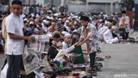 Anak-anak diperintahkan untuk mengedarkan tempat infaq.