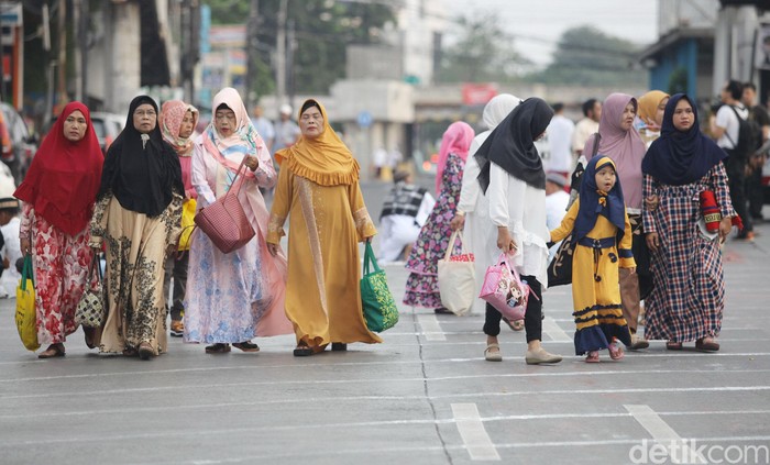 Umat Muslim melaksanakan sholat Idul Fitri di kawasan Jatinegara, Jakarta, Jumat (15/6/2018). Sholat Ied dilaksanakan di salah satu jalan protokol di Jatinegara