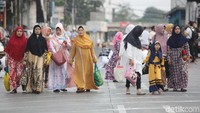 Para jemaah kembali ke rumah setelah pelaksanaan Salat Idul Fitri selesai.