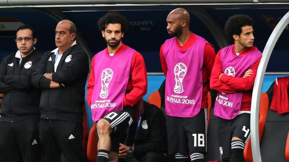 Mohamed Salah hanya berada di bangku cadangan saat Mesir dikalahkan Uruguay di laga Grup A Piala Dunia 2018. (Foto: Clive Rose/Getty Images)