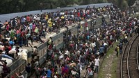 Mereka naik ke atap kereta karena tidak dapat kuota di dalam gerbong. Ada juga yang memang tidak punya uang untuk membeli tiket. Allison Joyce/Getty Images.