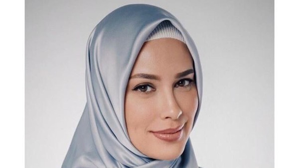 Teduhnya Sophia Latjuba Berhijab & Gaya Lebaran Keluarga Seleb