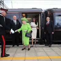 Meghan Markle mendampingi Ratu Elizabeth II dalam sebuah kunjungan resmi ke Cheshire, Inggris, Kamis (14/6/2018). Mereka tiba menggunakan kereta api kerajaan. (Foto: Getty Images)