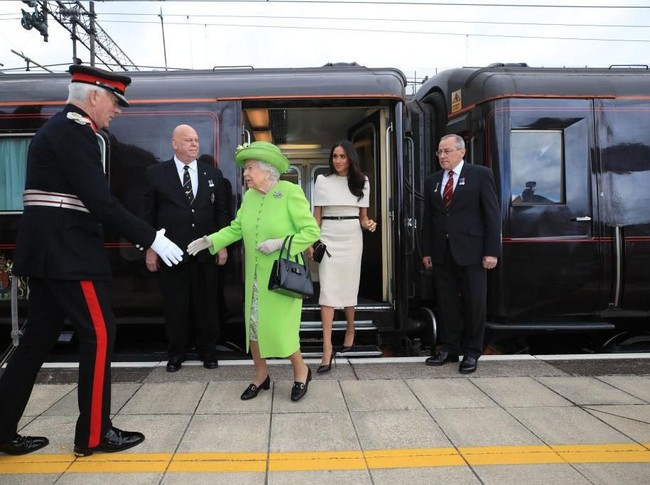 Meghan Markle mendampingi Ratu Elizabeth II dalam sebuah kunjungan resmi ke Cheshire, Inggris, Kamis (14/6/2018). Mereka tiba menggunakan kereta api kerajaan. (Foto: Getty Images)