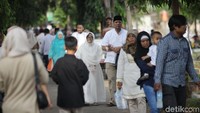 Berziarah ke makam sanak keluarga ini diprediksi masih akan ramai selama hari lebaran.