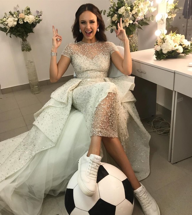 Senada dengan tema acara, Aida Garifullina memadukan gaun penuh detail kristal nan berkilauan tersebut dengan sneakers putih. Sebuah gaya glamor dengan sentuhan sporty. (Foto: Instagram/@aidagarifullina)