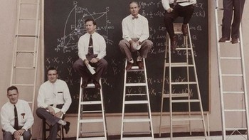 Potret NASA pada tahun 1957 ketika para ilmuwan sedang mempresentasikan sebuah orbit satelit di Systems Labs, California. (Foto: Instagram)