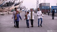 Anak-anak berjalan menuju lokasi salat dengan ceria.