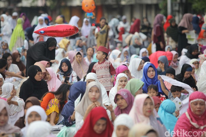 Melihat Suasana Sholat Ied 1439 H di Kawasan Jatinegara Umat Muslim melaksanakan sholat Idul Fitri di kawasan Jatinegara, Jakarta, Jumat (15/6/2018). Sholat Ied dilaksanakan di salah satu jalan protokol di Jatinegara