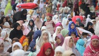 Para jemaah wanita saat mendengarkan khotbah dari khatib sebelum Salat Id.