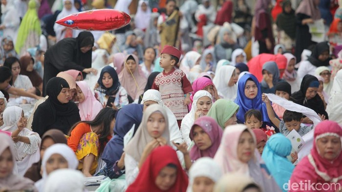 Masyarakat melakukan Sholat Idul Fitri. Foto: Grandyos Zafna Masyarakat melakukan Sholat Idul Fitri. Foto: Grandyos Zafna