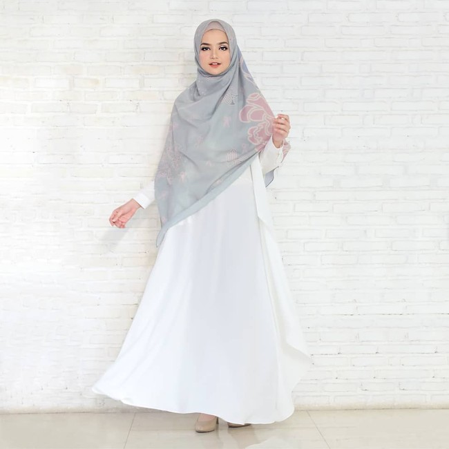 Pilih hijab segi empat yang lebih lebar untuk tampilan syar’i. Hijab segi empat untuk tampilan syar’i sebaiknya berukuran sekitar 150x150 cm agar bisa menutup pundak dengan baik. (Foto: Instagram/@Missmarina)