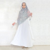 Pilih hijab segi empat yang lebih lebar untuk tampilan syar’i. Hijab segi empat untuk tampilan syar’i sebaiknya berukuran sekitar 150x150 cm agar bisa menutup pundak dengan baik. (Foto: Instagram/@Missmarina)