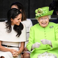 Tampak Ratu yang biasa terlihat serius bisa tertawa lepas saat bersama istri cucunya. Dalam balutan busana hijau terang rancangan Stewart Parvin, Ratu semakin terlihat ceria. (Foto: Getty Images)