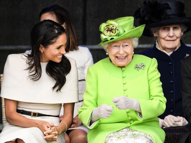 Tampak Ratu yang biasa terlihat serius bisa tertawa lepas saat bersama istri cucunya. Dalam balutan busana hijau terang rancangan Stewart Parvin, Ratu semakin terlihat ceria. (Foto: Getty Images)
