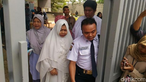 Endri datang bersama anak dan orang tuanya