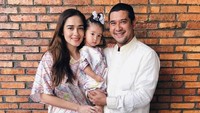 Kalau yang ini keluarganya Yasmine Wildblood dan Abi Yapto serta putri kecilnya. Foto: Lebaran Artis (Instagram)