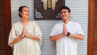 Klaau yang ini masih menjadi misteri Nadine Chandrawinata dan Dimas Anggara. Sudah menikah belum sih? Foto: Lebaran Artis (Instagram)