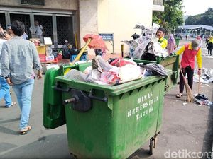 Penampakan Sampah yang Penuhi Masjid Istiqlal Setelah Salat Id