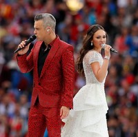 Pembukaan Piala Dunia 2018 di Moskow, Rusia, Kamis (14/6/2018), berlangsung megah dan spektakuler. Selain Robbie Williams, penampilan memukau Aida Garifullina dengan suara soprannya yang melengking tinggi kian memeriahkan pesta tersebut. (Foto: Getty Images)