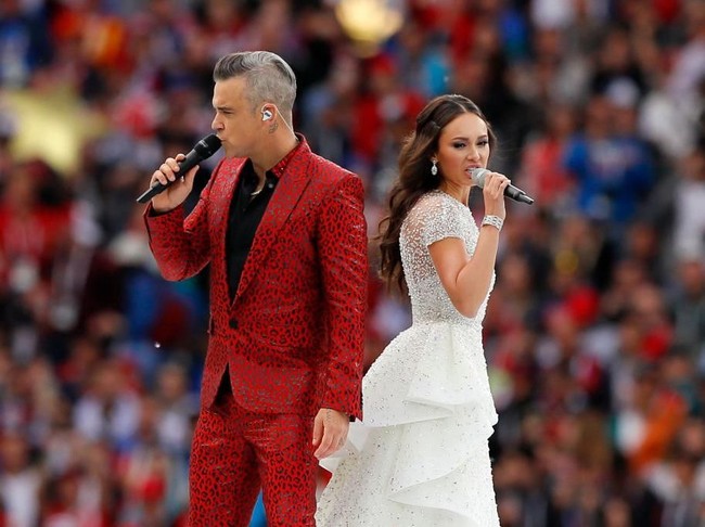 Pembukaan Piala Dunia 2018 di Moskow, Rusia, Kamis (14/6/2018), berlangsung megah dan spektakuler. Selain Robbie Williams, penampilan memukau Aida Garifullina dengan suara soprannya yang melengking tinggi kian memeriahkan pesta tersebut. (Foto: Getty Images)