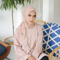 Untuk kamu yang suka tampil praktis, gaya model muslimah Fairuz Sakinah ini bisa kamu tiru. Kamu juga bisa menyematkan bros tepat di bagian ujung hijab yang diambil ke depan seperti ini. (Foto: Instagram/@FairuzSakinah)