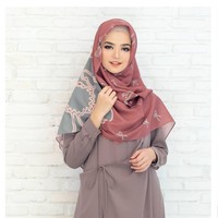 Tren hijab tahun ini lebih sederhana dibanding tiga tahun ke belakang. Hijab segi empat motif jadi salah satu tren yang jadi favorit. Bergaya sederhana, tak berarti kamu berhenti bereksplorasi. Ada banyak gaya hijab segi empat yang bisa kamu coba di momen spesial Lebaran dan silaturahmi. (Foto: Instagram/@missmarina)