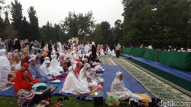 Warga Padati Kebun Raya Bogor untuk Salat Id Bersama Jokowi