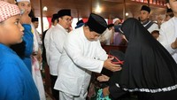 Usai salat Id, Prabowo bersilaturahmi dengan warga (Foto: Twitter Gerindra)
