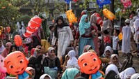 Suasana terlihat ceria dengan adanya balon warna-warni.