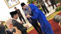 Kemudian Anisa bersalaman dengan Iriana Jokowi yang berdiri tepat di samping Jokowi (Foto: Ray Jordan/detikcom)