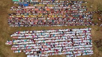 Warga melaksanakan Salat Idul Fitri di lapangan terbuka, tepi Danau Maninjau, Tanjung Raya, Kab.Agam, Sumatera Barat (Foto: Dok. ANTARA FOTO/Iggoy el Fitra/)