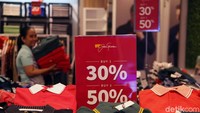 Mereka juga memberikan diskon untuk menarik pembeli.
