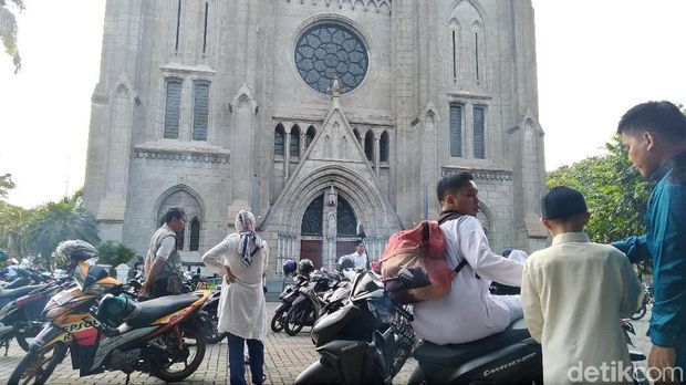 Halaman Gereja Katedral, Jakarta, Jumat (15/6/2018)