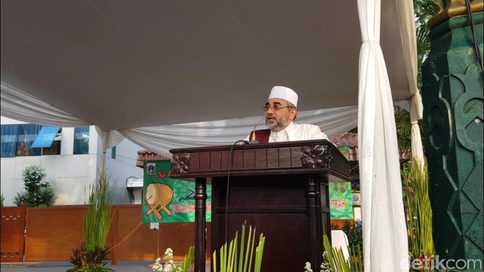 Suasana salat id di Balai Kota DKI Jakarta. Wagub Sandiaga Uno tampak memperhatikan ucapan khatib secara seksama