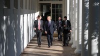 Foto Eric saat berjalan bersama Trump yang diunggah Eric ke akun medsosnya (Foto: Dok. Twitter Eric Trump)
