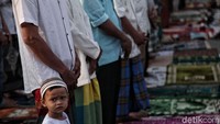 Hari ini semua Umat Muslim di seluruh Indonesia melakukan Salat Id untuk merayakan Hari Raya Idul Fitri 1439 H.